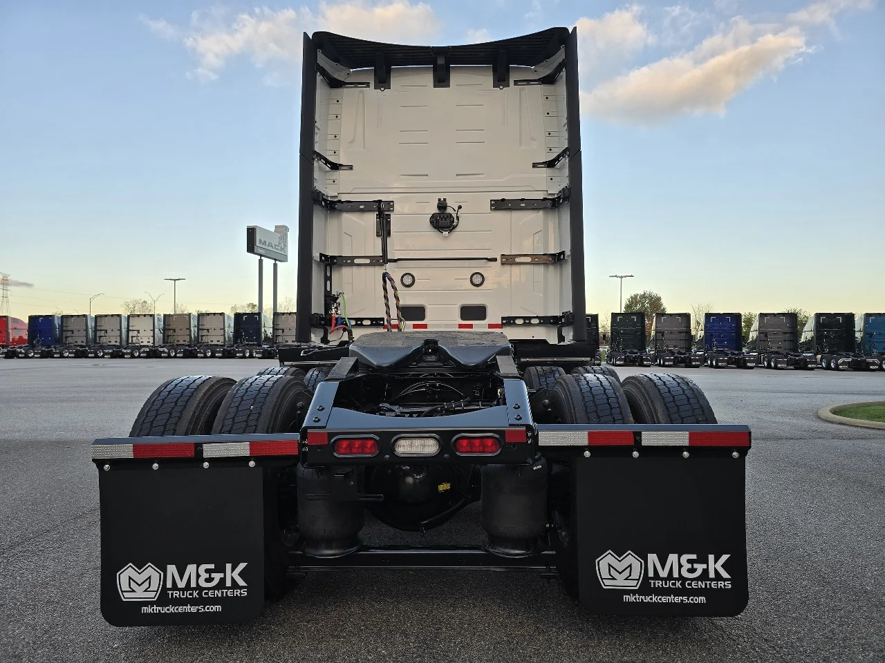 2026 Volvo VNL 860 in Toledo, OH — photo 4
