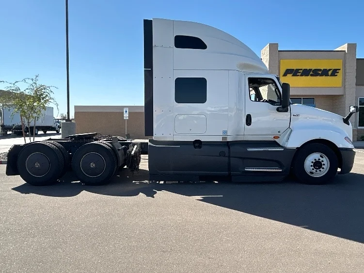 2023 International LT - image 8