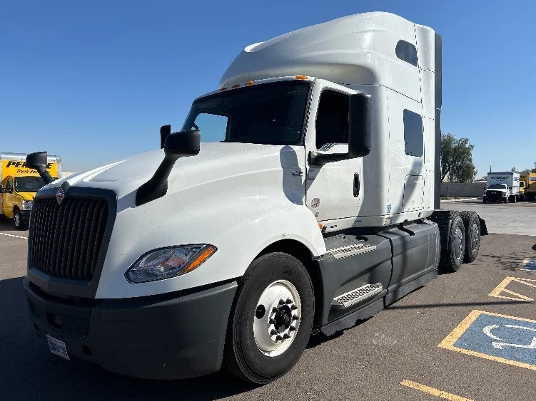 2023 International LT - image 3