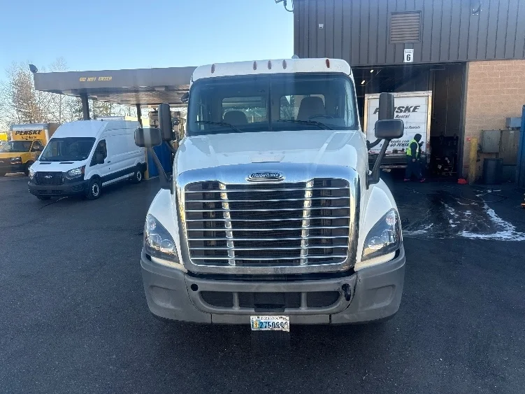 2019 Freightliner Cascadia in Capitol Heights, MD — photo 2