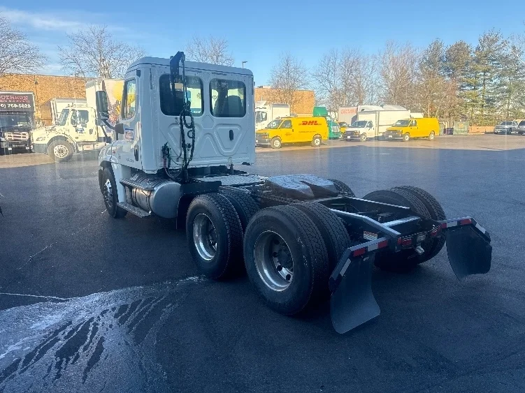 2019 Freightliner Cascadia in Capitol Heights, MD — photo 4