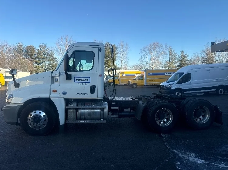 2019 Freightliner Cascadia in Capitol Heights, MD — photo 5