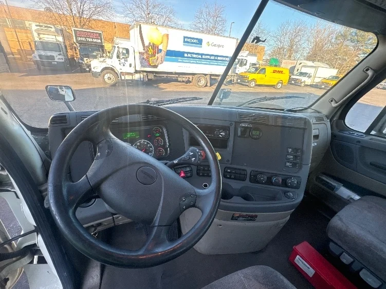 2019 Freightliner Cascadia in Capitol Heights, MD — photo 10