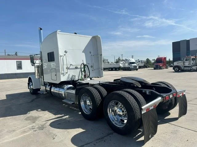 2023 Peterbilt 389 - image 4