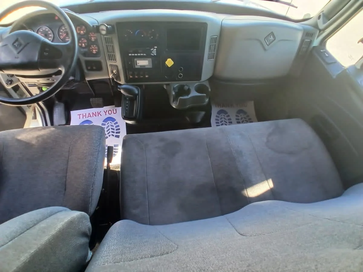 2018 International 4300 - image 7