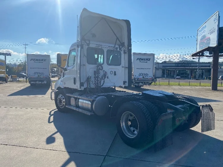 2020 Freightliner Cascadia in Knoxville, TN — photo 5