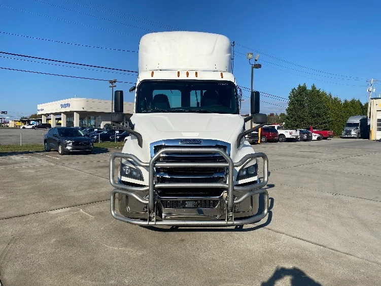 2020 Freightliner Cascadia in Knoxville, TN — photo 2