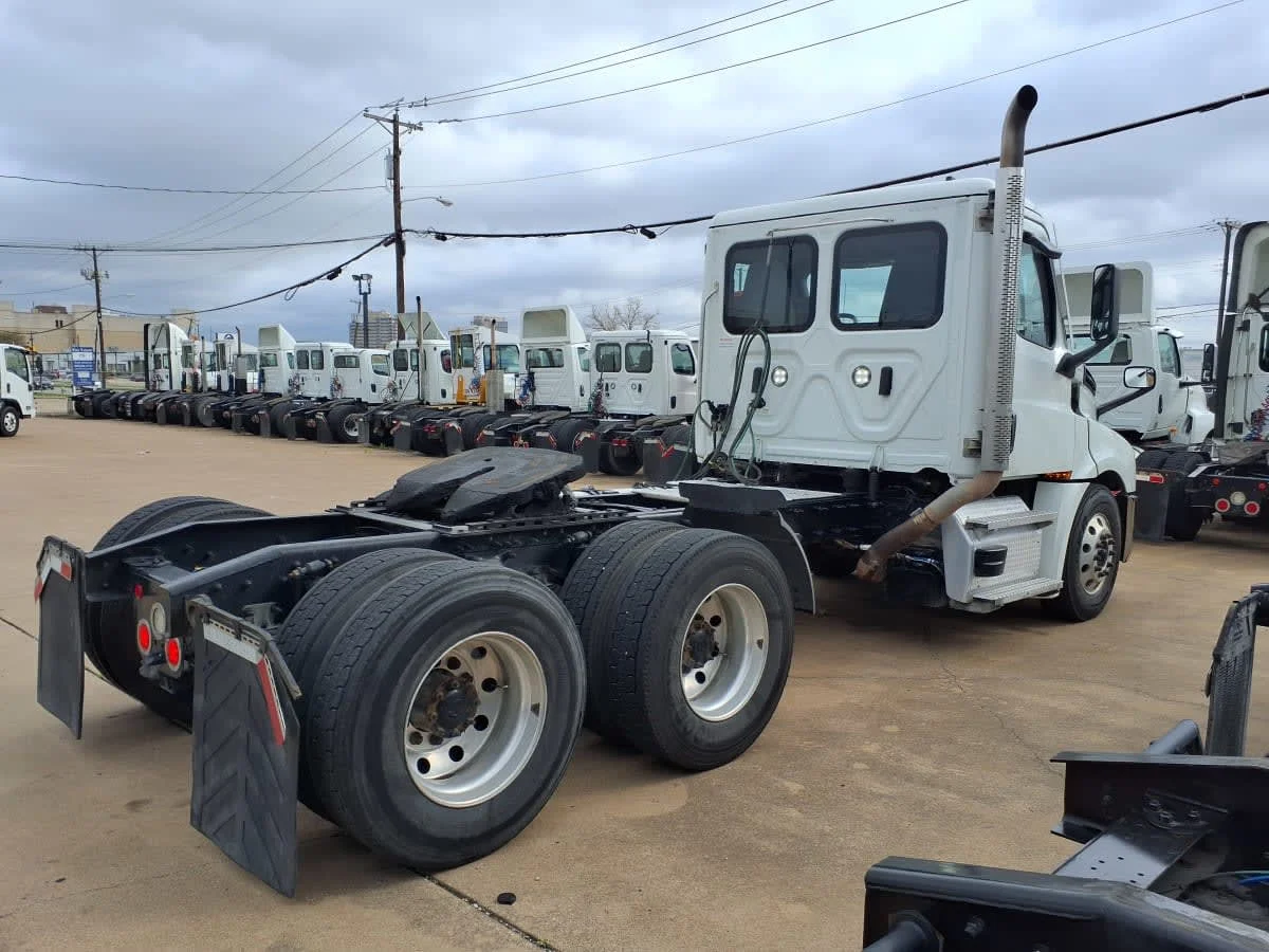 2021 Freightliner Cascadia - image 4