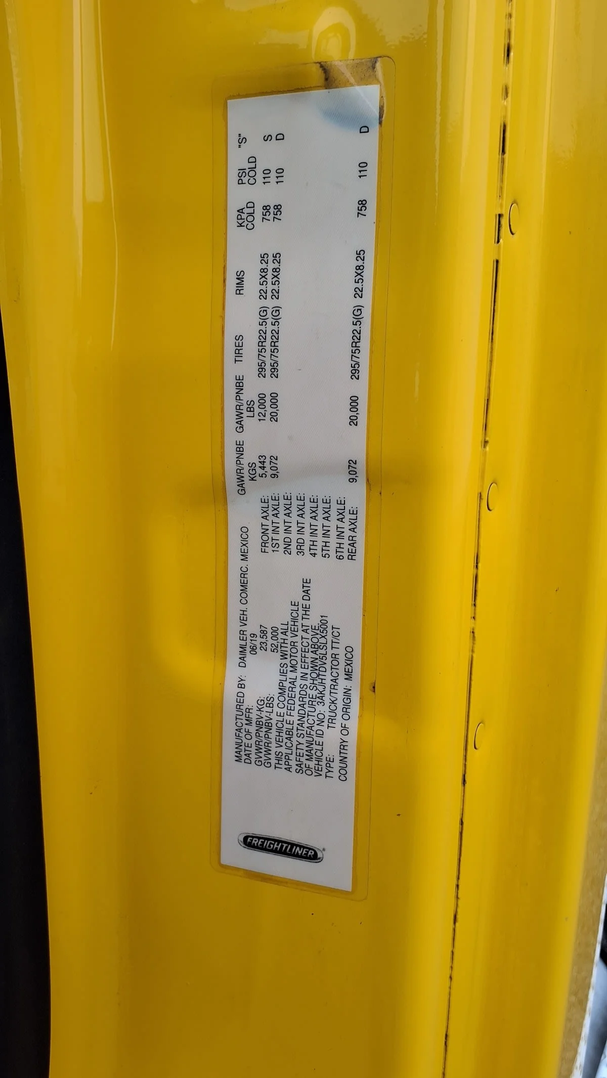 2020 Freightliner Cascadia - image 9