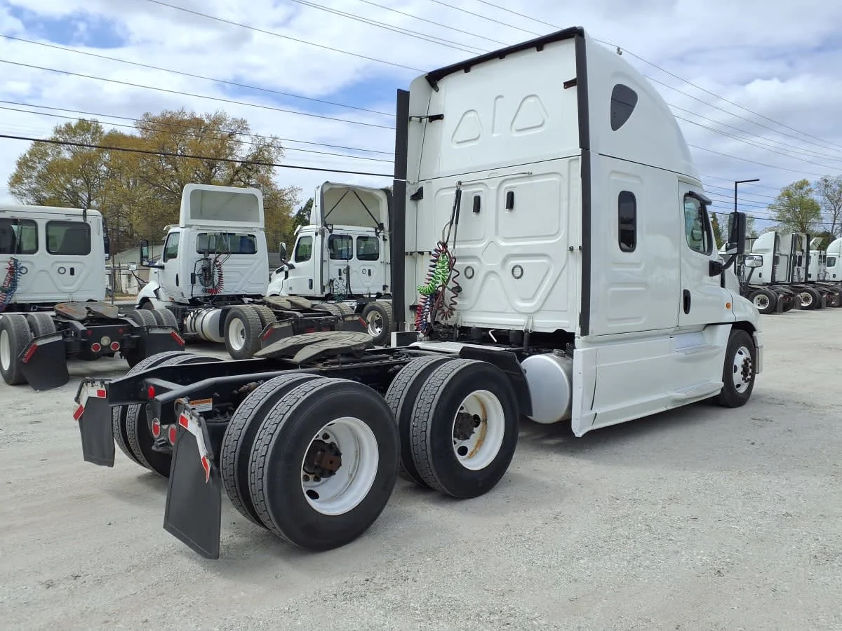 2018 Freightliner Cascadia - image 4
