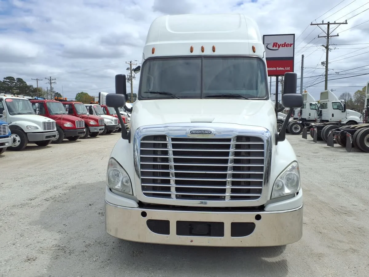 2018 Freightliner Cascadia - image 2