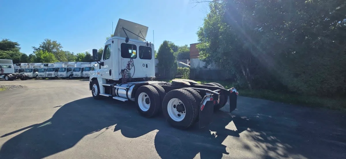 2020 Freightliner Cascadia in Bensalem, PA — photo 6