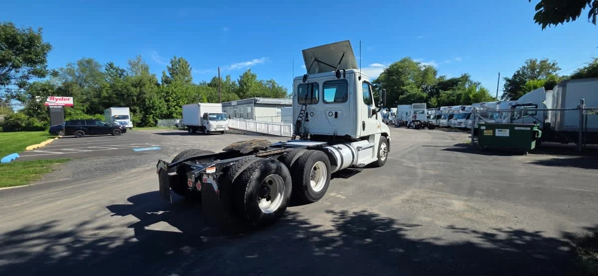 2020 Freightliner Cascadia in Bensalem, PA — photo 4