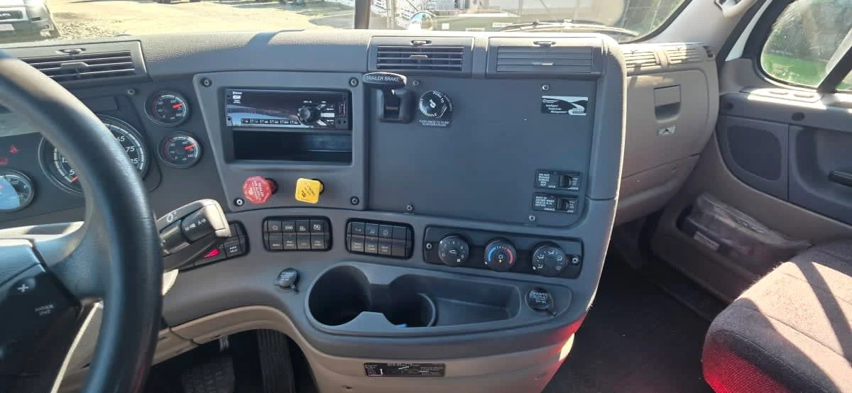 2020 Freightliner Cascadia in Bensalem, PA — photo 12