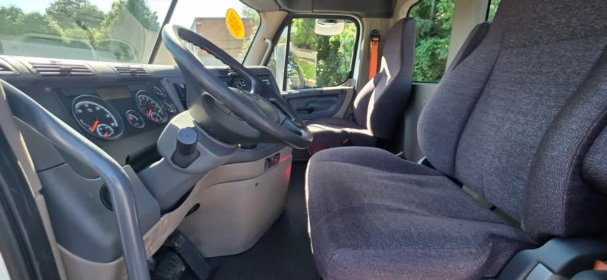 2020 Freightliner Cascadia in Bensalem, PA — photo 7