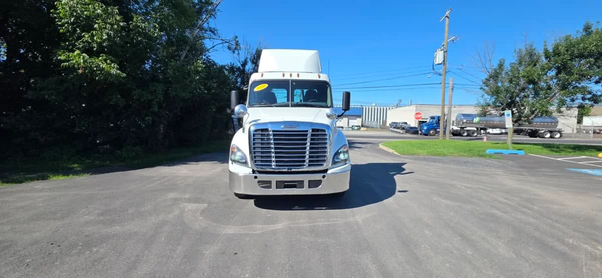 2020 Freightliner Cascadia in Bensalem, PA — photo 2