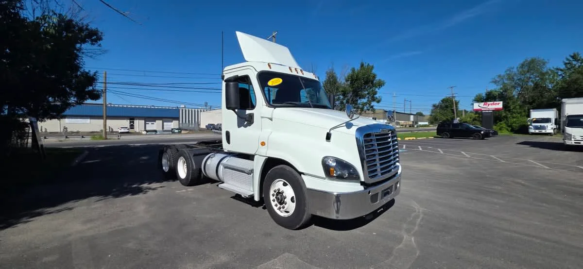 2020 Freightliner Cascadia in Bensalem, PA — photo 3