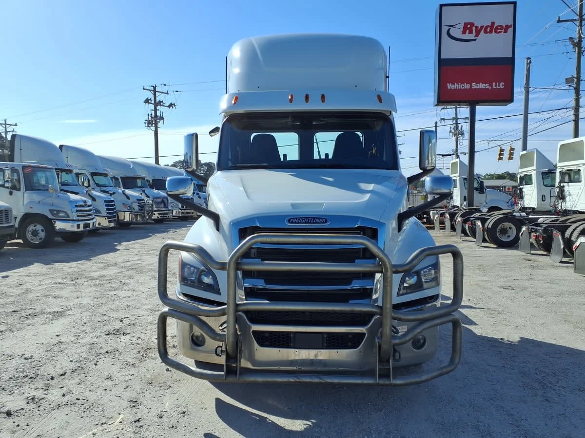 2020 Freightliner Cascadia in Charlotte, NC — photo 2
