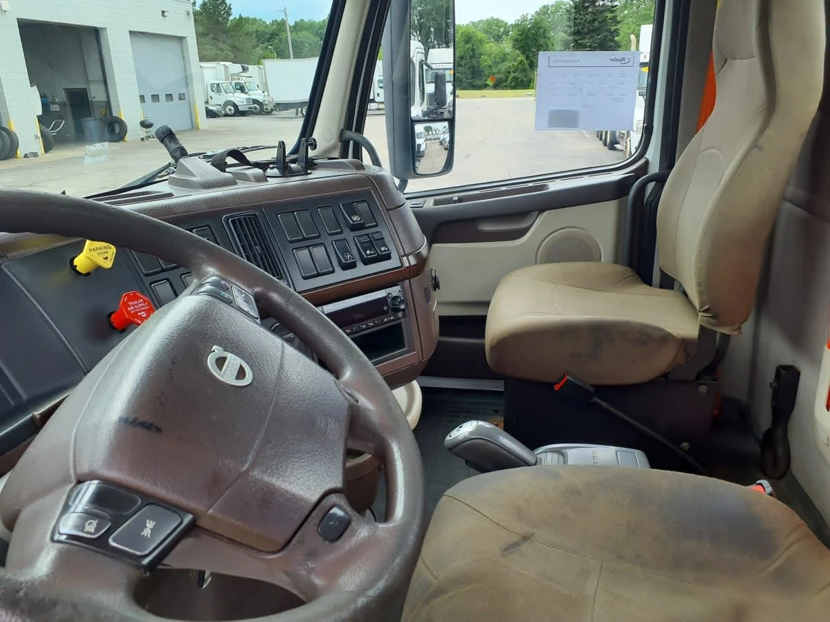 2016 Volvo VNL 860 in Oak Creek, WI — photo 7