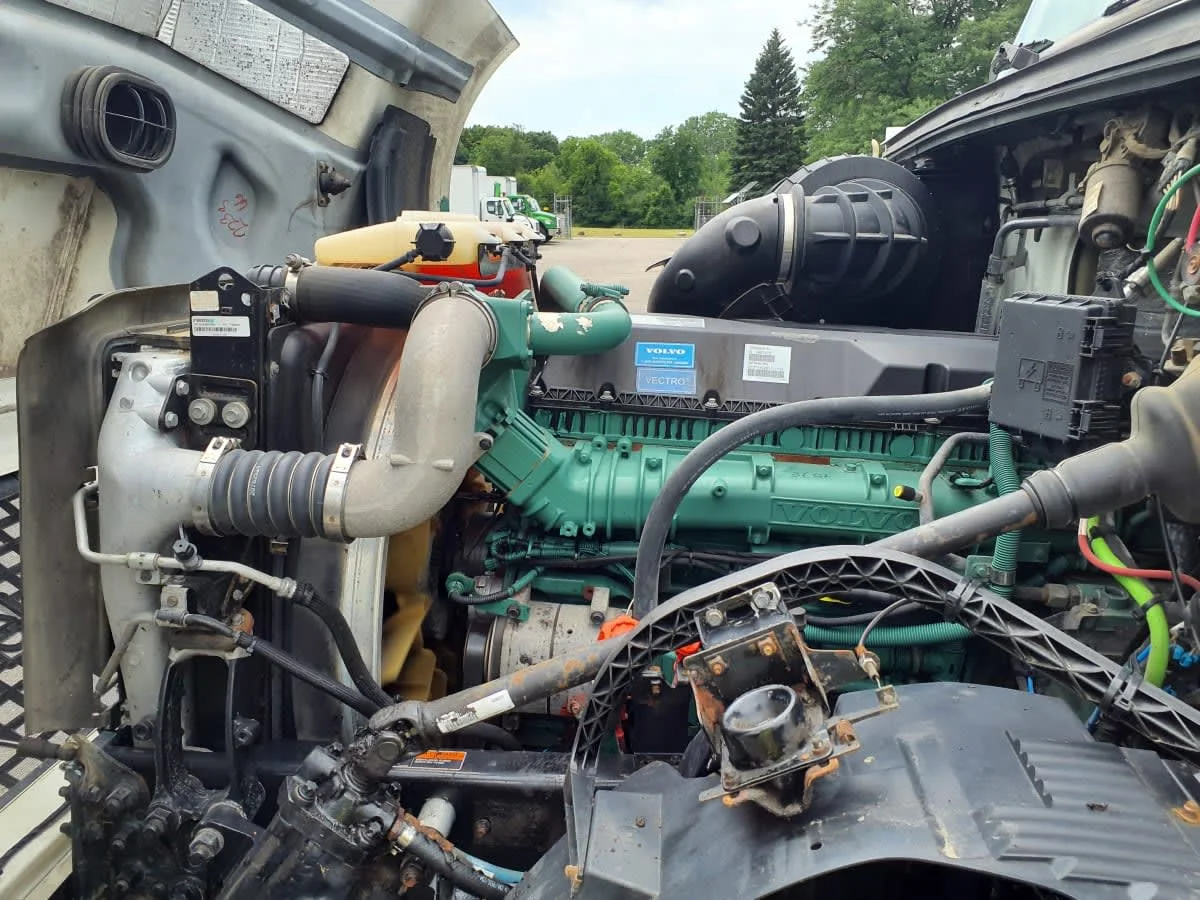 2016 Volvo VNL 860 in Oak Creek, WI — photo 8
