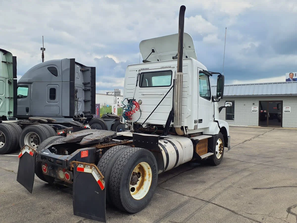 2016 Volvo VNL 860 in Oak Creek, WI — photo 4