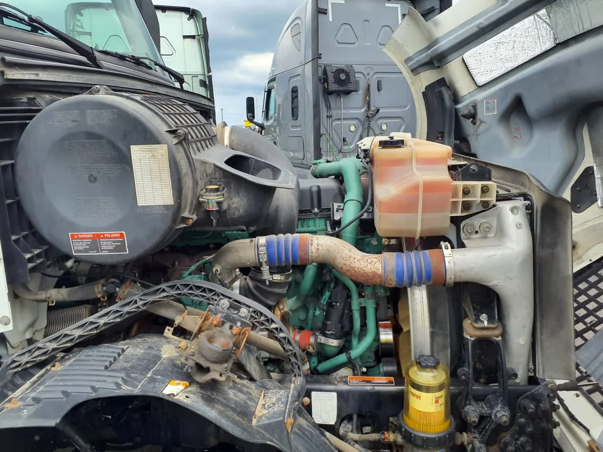 2016 Volvo VNL 860 in Oak Creek, WI — photo 11