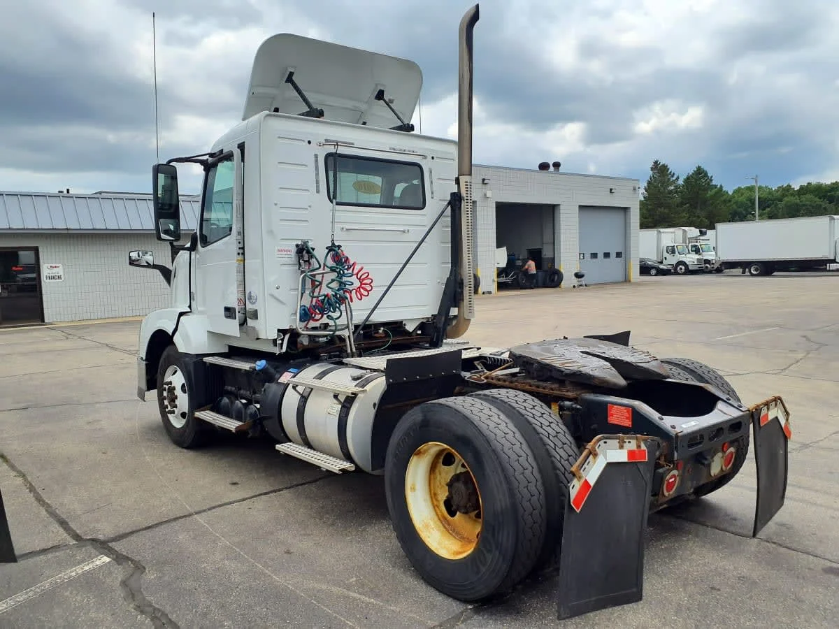 2016 Volvo VNL 860 in Oak Creek, WI — photo 6