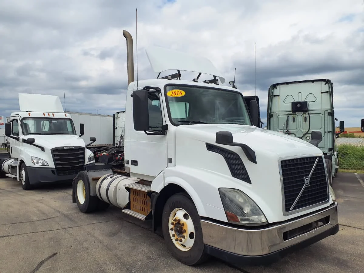 2016 Volvo VNL 860 in Oak Creek, WI — photo 3