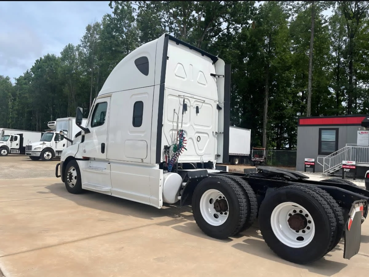 2021 Freightliner Cascadia in Greensboro, NC — photo 6