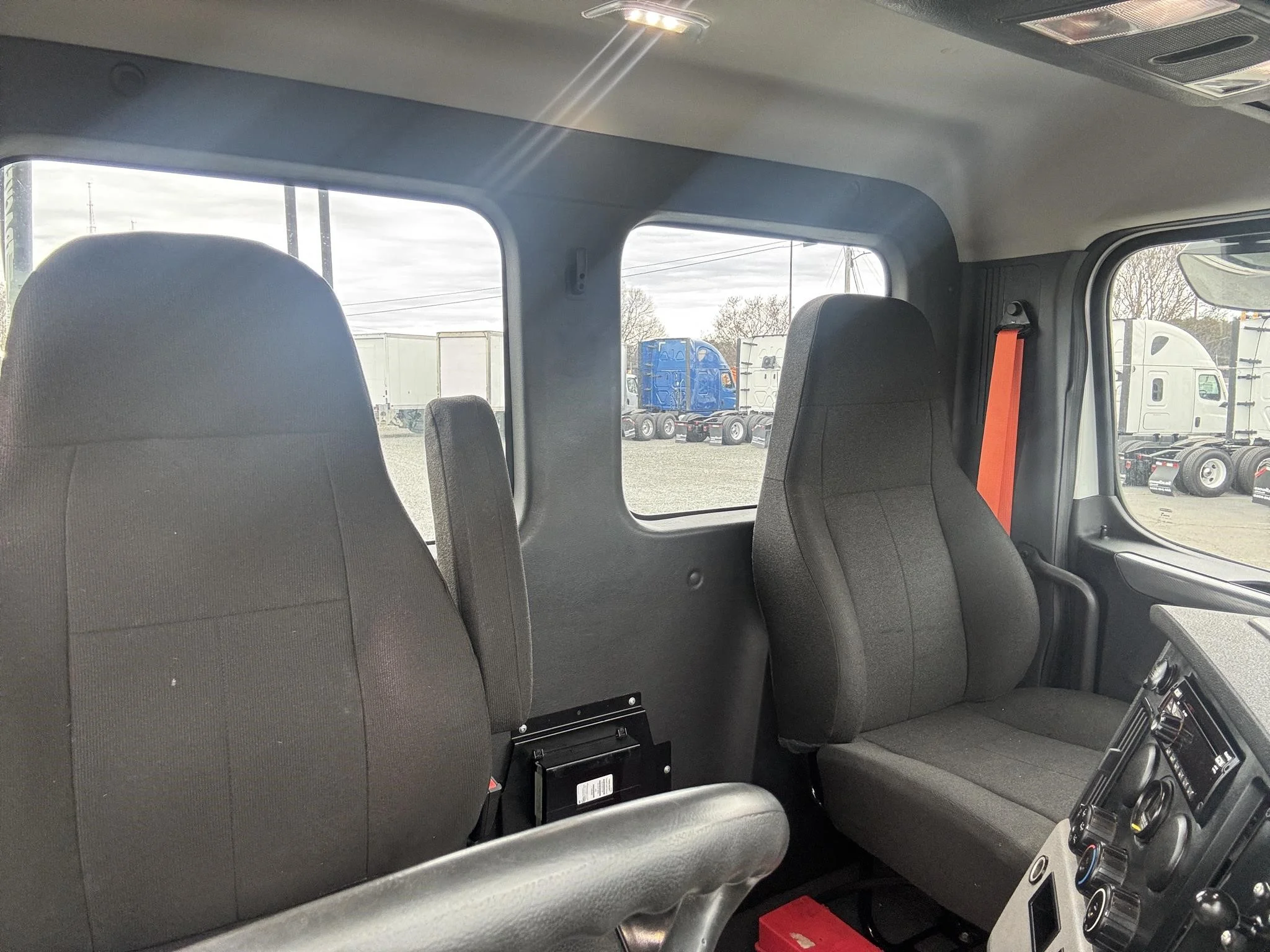 2021 Freightliner Cascadia in Charlotte, NC — photo 11