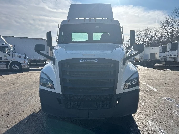 2021 Freightliner Cascadia in Louisville, KY — photo 2