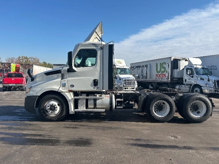 2021 Freightliner Cascadia in Louisville, KY — photo 4