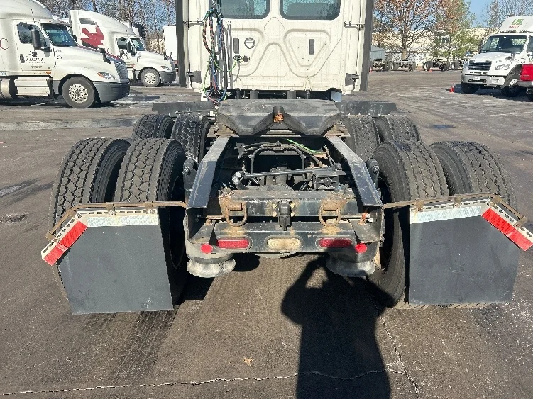 2021 Freightliner Cascadia in Louisville, KY — photo 6