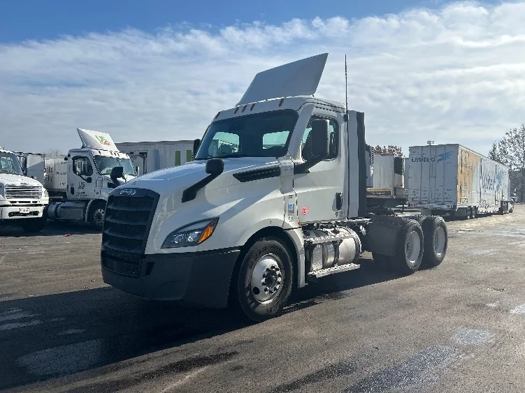 2021 Freightliner Cascadia in Louisville, KY — photo 3