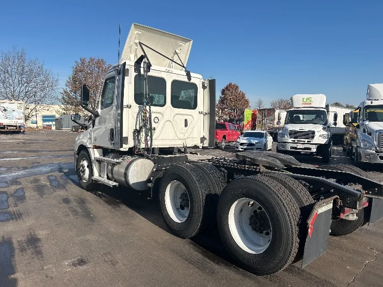 2021 Freightliner Cascadia in Louisville, KY — photo 5