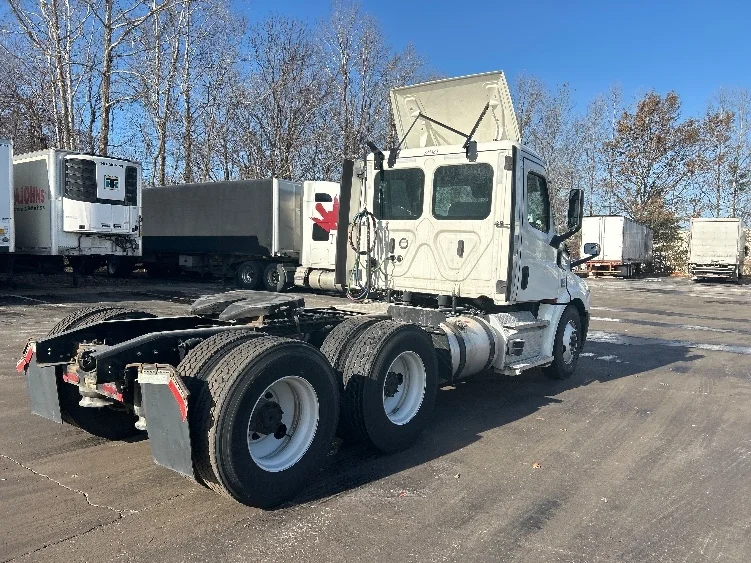 2021 Freightliner Cascadia in Louisville, KY — photo 7