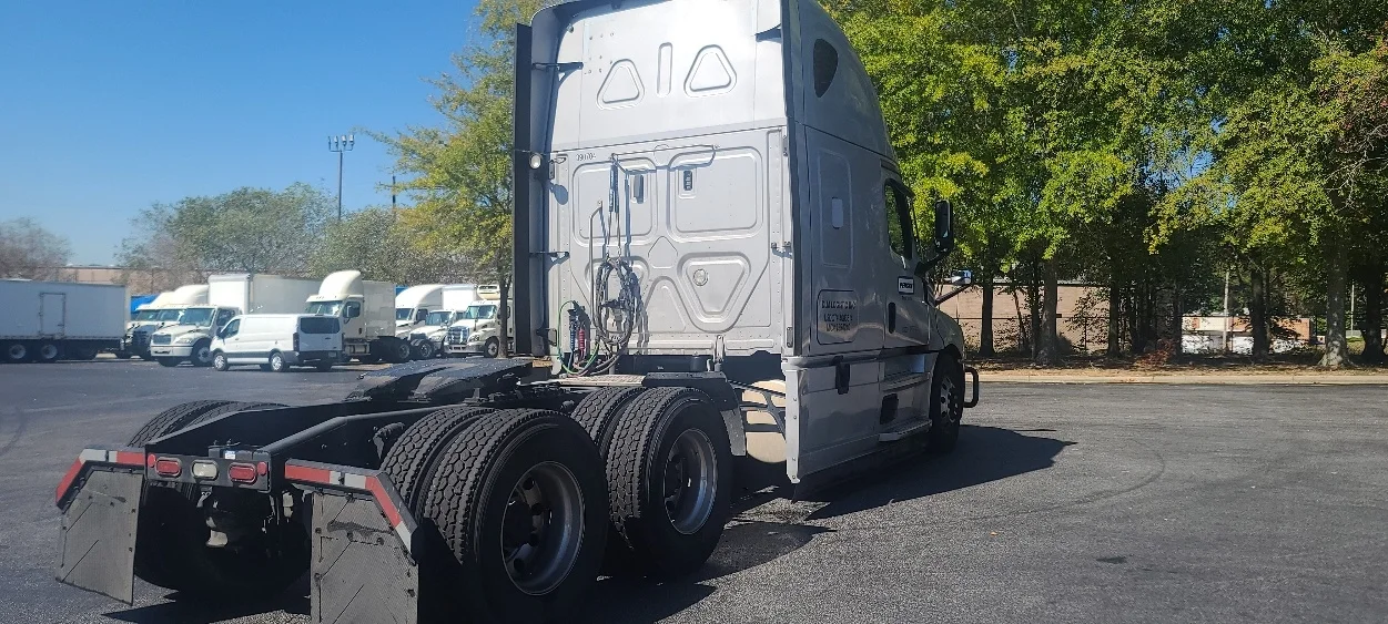 2021 Freightliner Cascadia - image 7