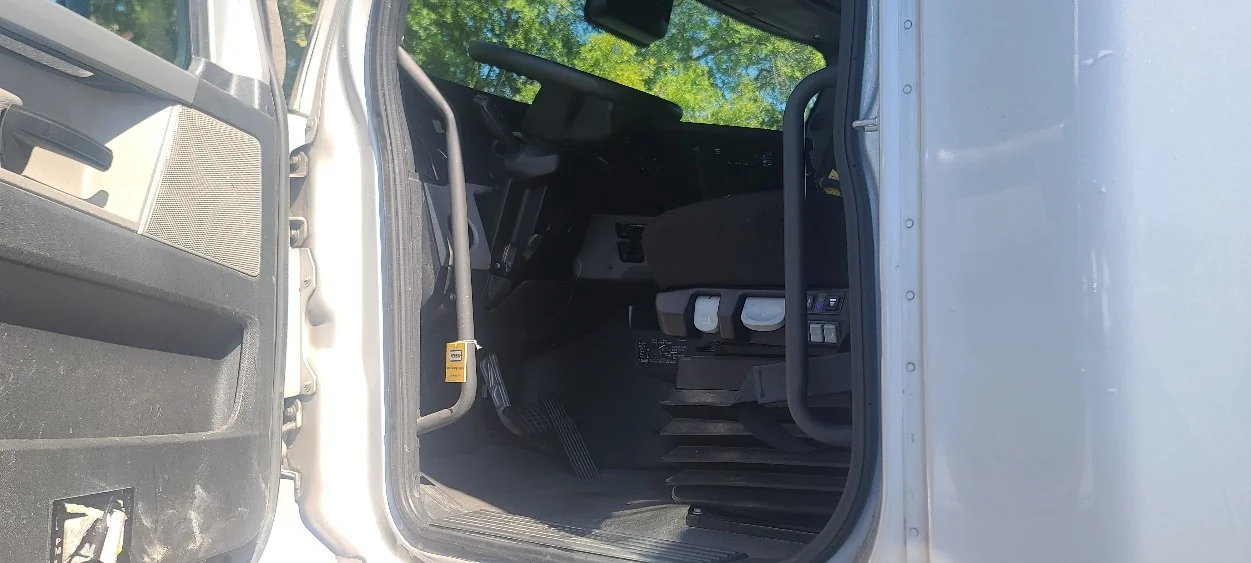 2021 Freightliner Cascadia - image 9