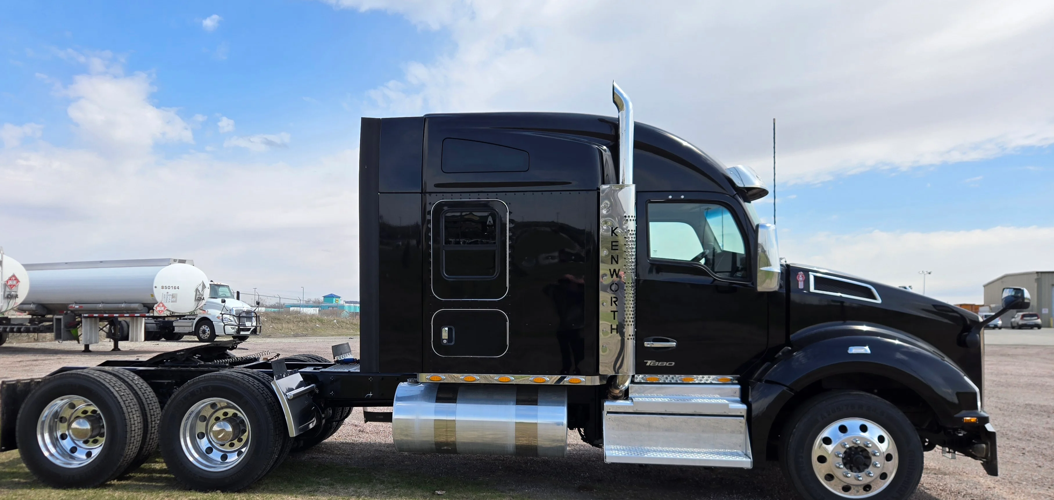 2023 Kenworth T880 - image 6