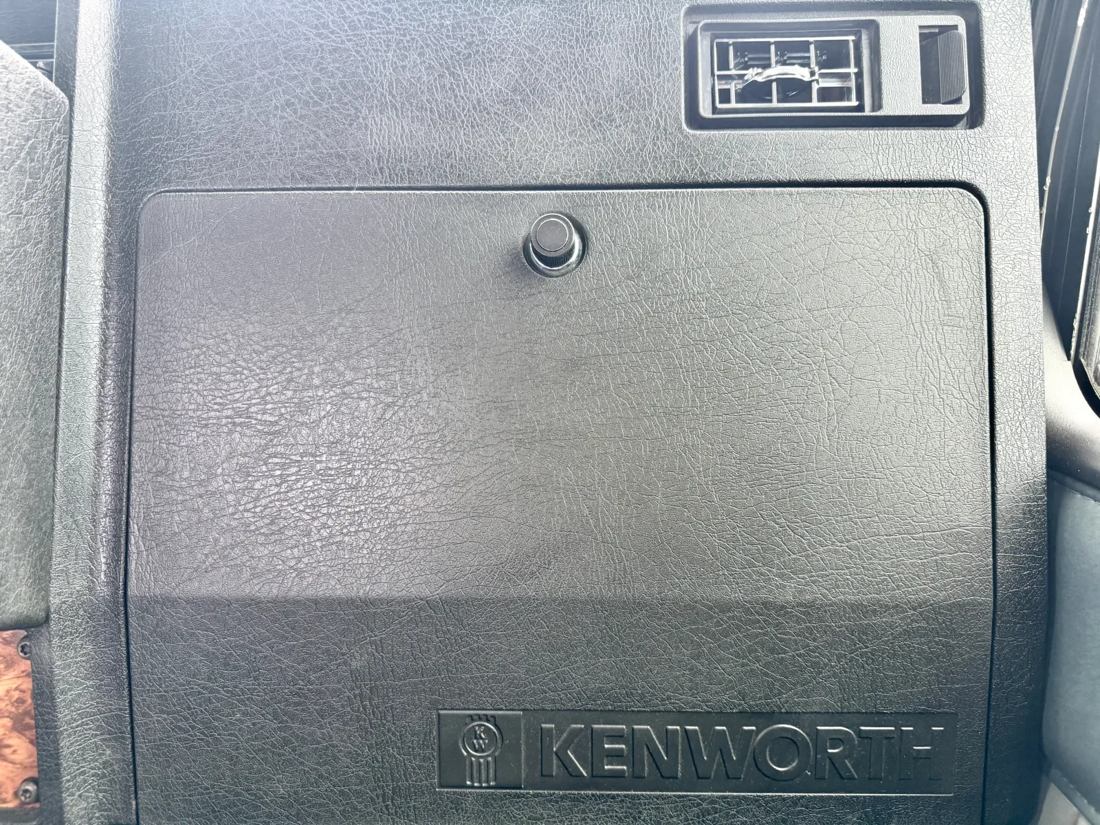 2001 Kenworth T800 in New Lenox, IL — photo 19