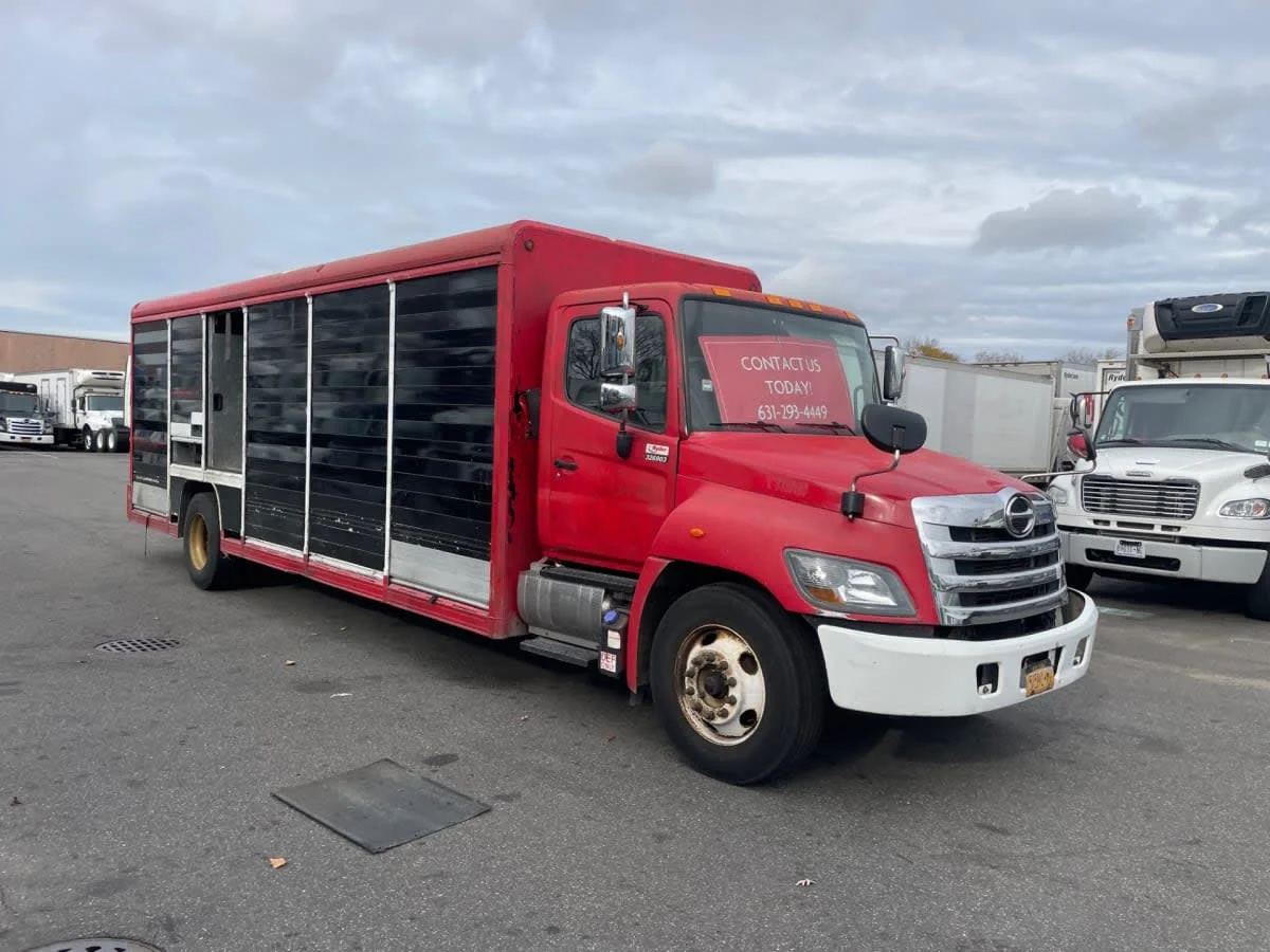 2015 Hino 338 - image 3