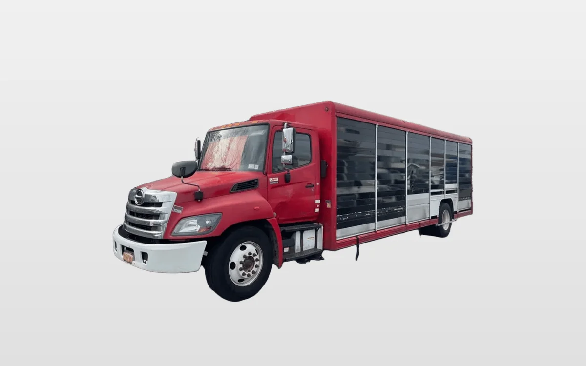 2015 Hino 338 - image 1