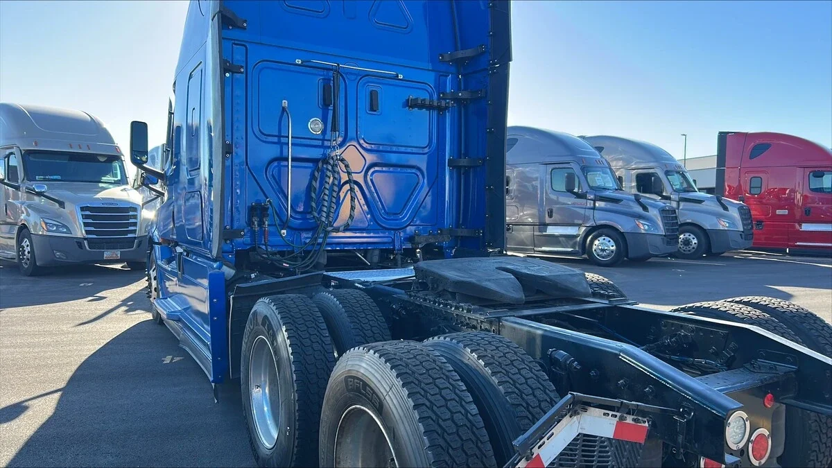 2022 Freightliner Cascadia — photo 2