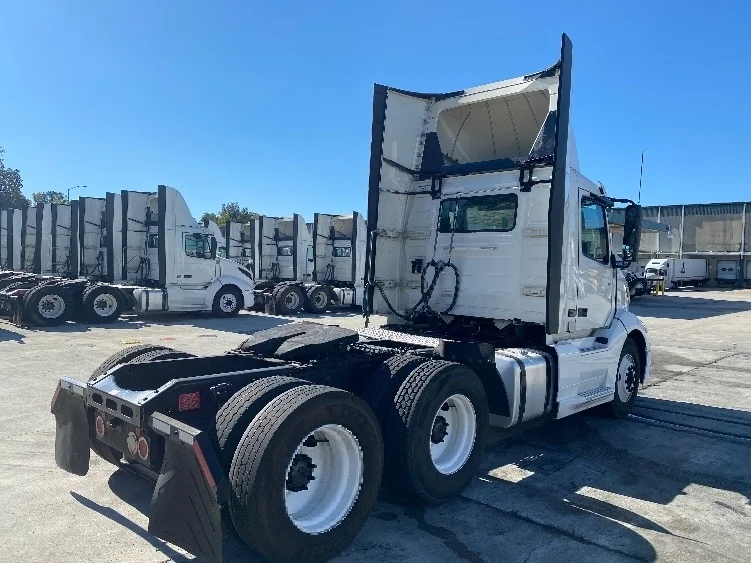 2020 Volvo VNL 300 - image 7