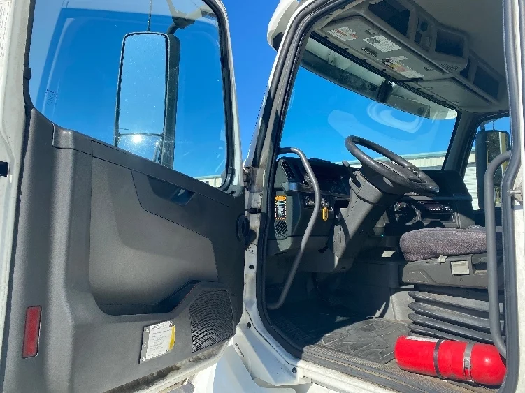 2020 Volvo VNL 300 - image 9