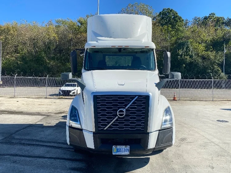 2020 Volvo VNL 300 - image 2