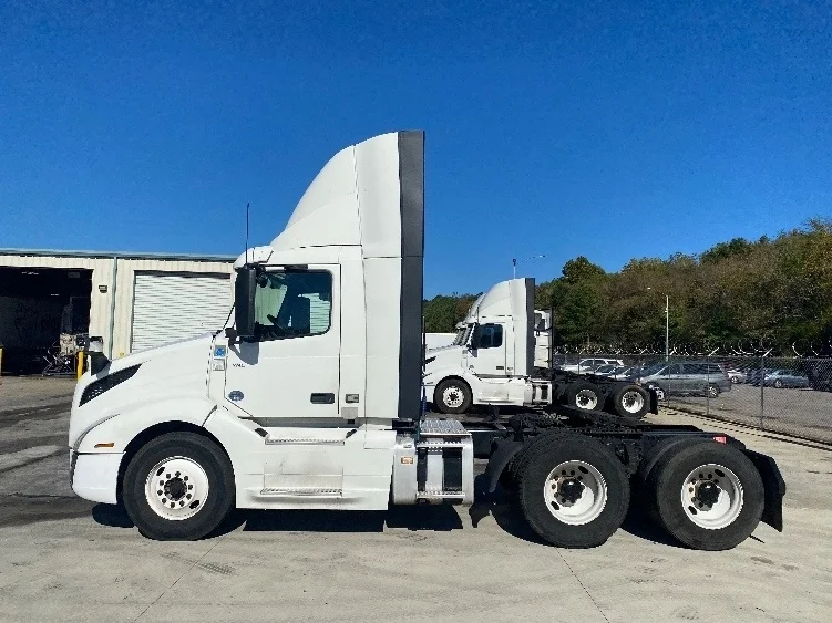 2020 Volvo VNL 300 - image 4