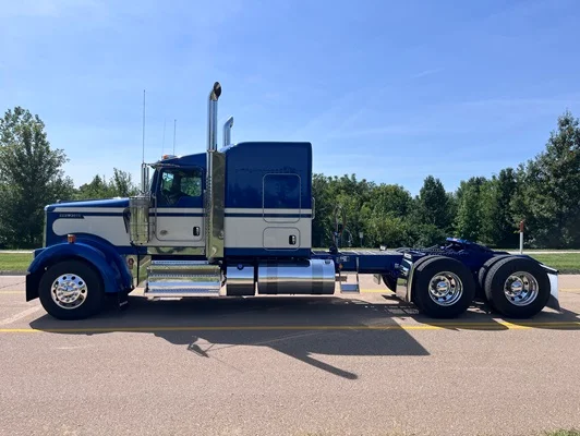 2027 Kenworth W900 in Topeka, KS — photo 15
