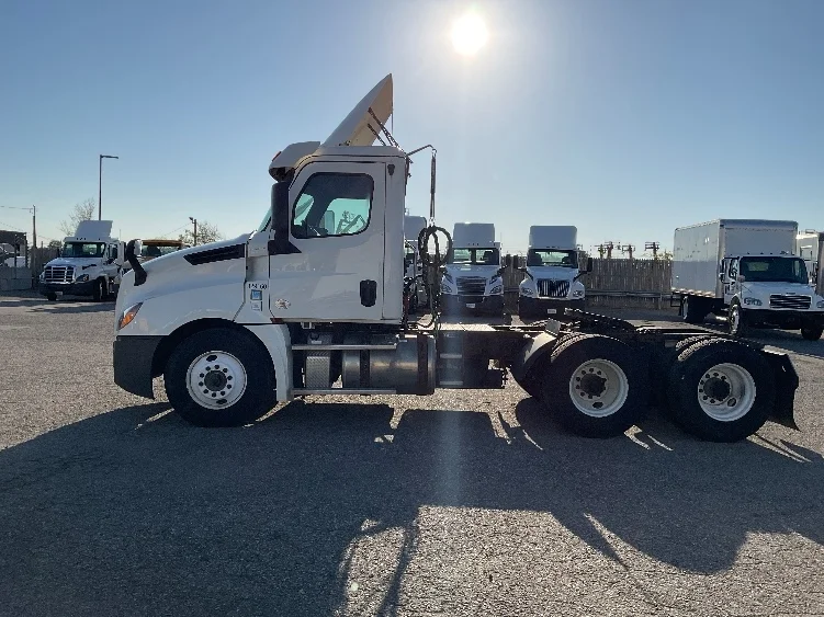 2019 Freightliner Cascadia in Flint, MI — photo 4