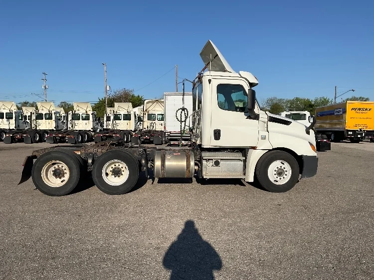 2019 Freightliner Cascadia in Flint, MI — photo 8